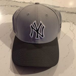 New York Yankees Cap Hat Fitted Size S/M Athletic Training Baseball NWOT